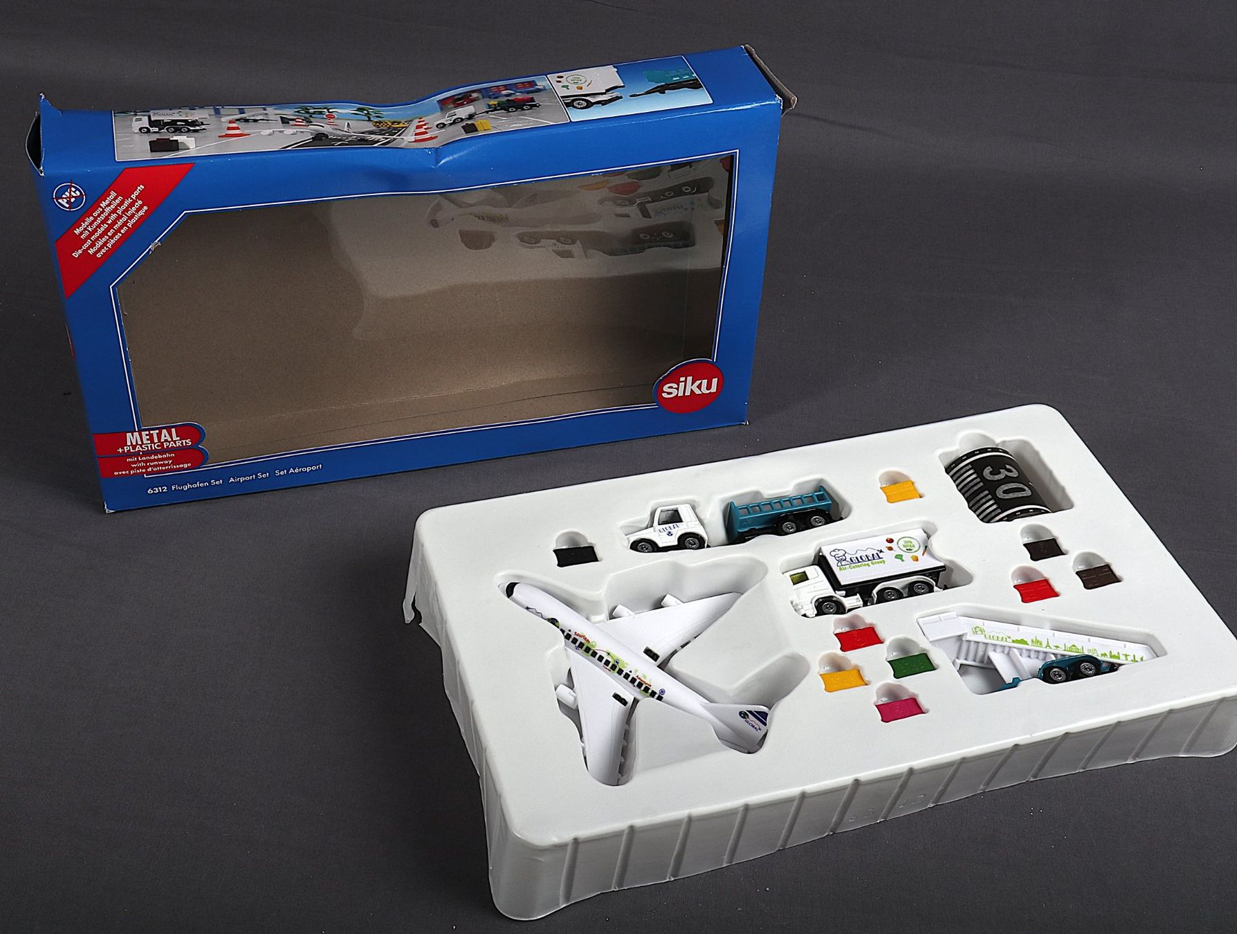 Siku Giocattoli: SIKU Flughafen Set 6312 – Nuovo (secondo la descrizione) da Steinen venduto da Restwert_Steinen