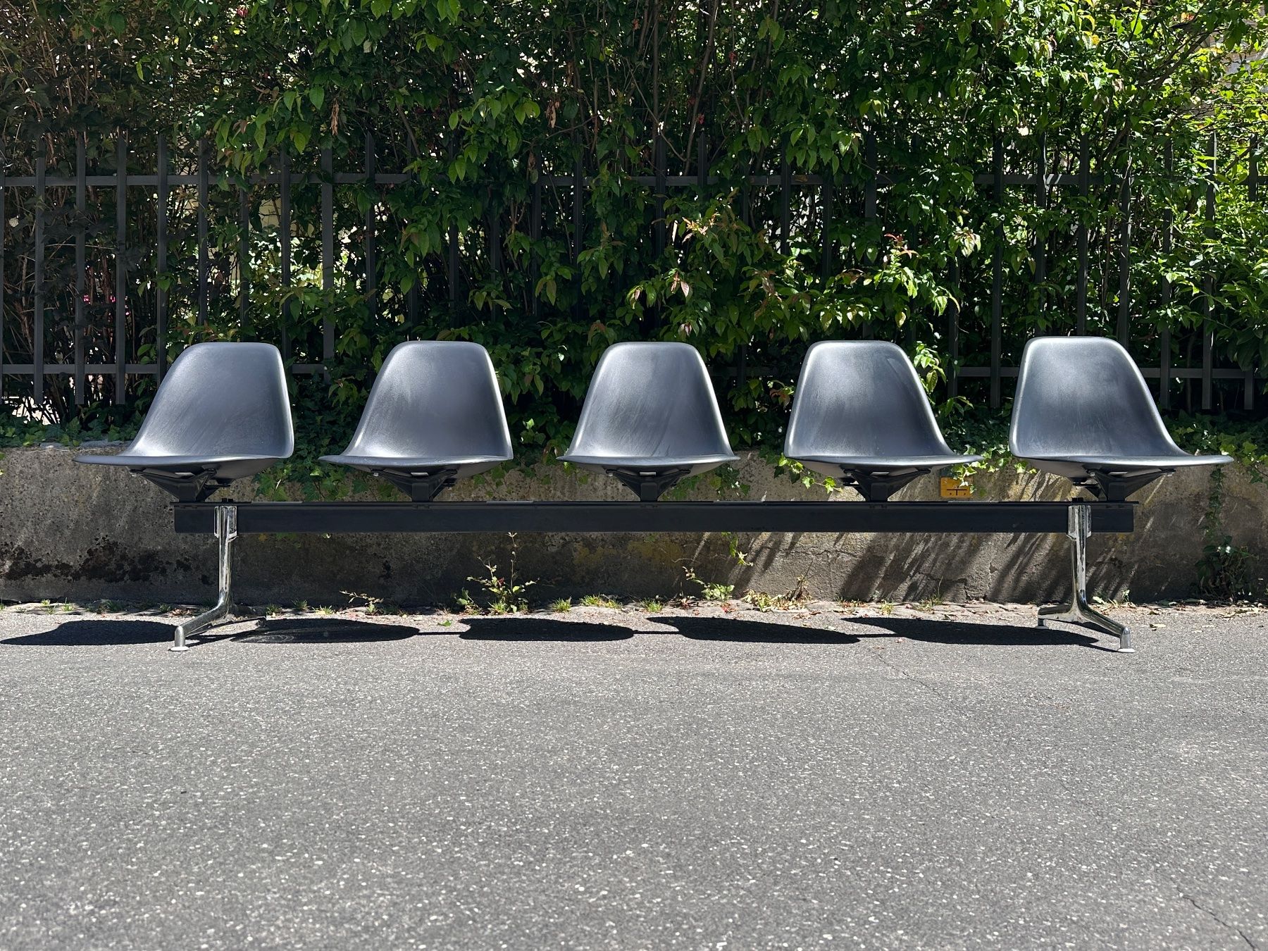 Vitra Sedie: 5 Stühle Vitra Eames Plastic Sidechair auf Traverse, schwarz – Usato da Bern venduto da troom105 1