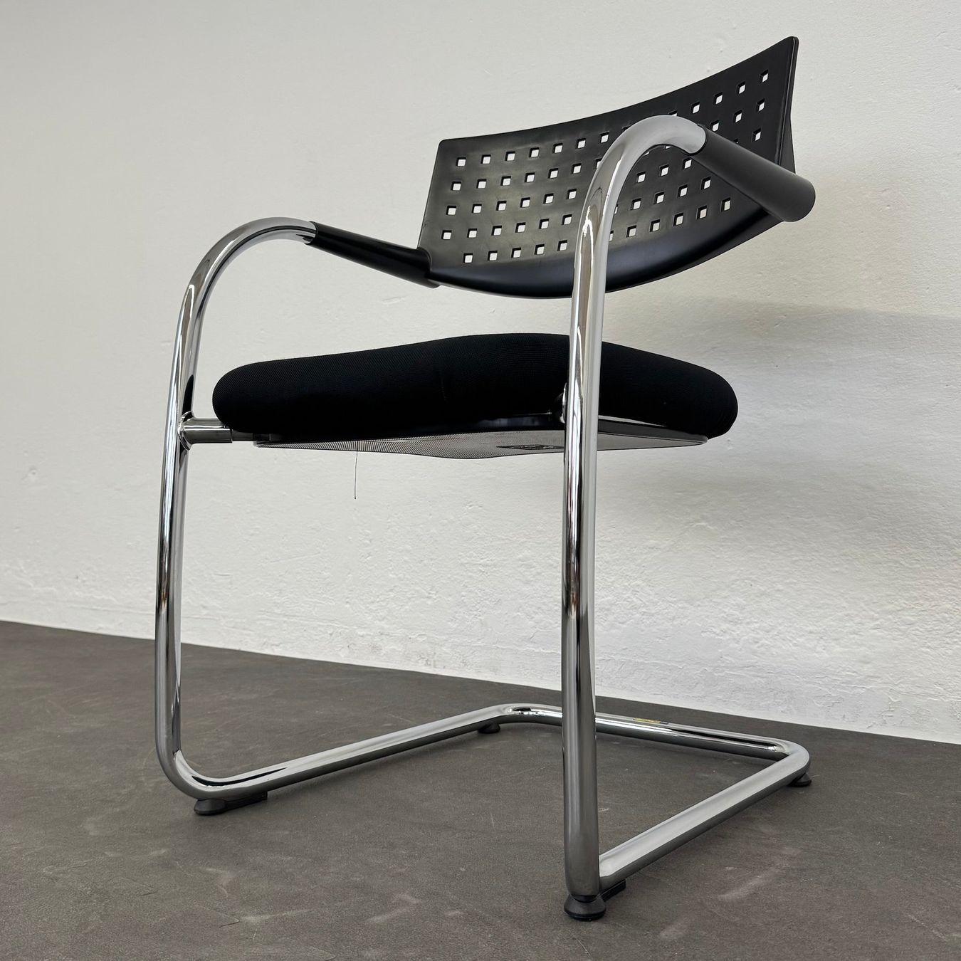 Vitra Sedie: Vitra Visavis Freischwinger - stapelbar - Schwarz-Chrom – Usato da Schönenwerd venduto da mcofficeshop 6