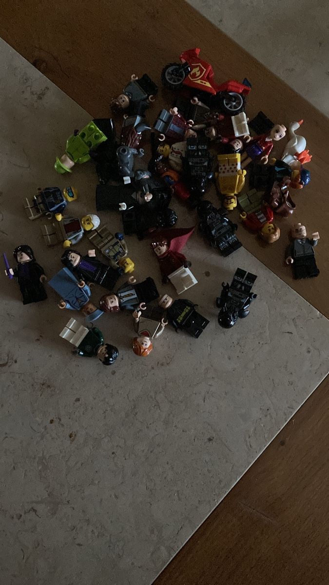 Lego Jeux de construction: Lot de figurines legos – D'occasion à Bursinel par SeveralLives 1