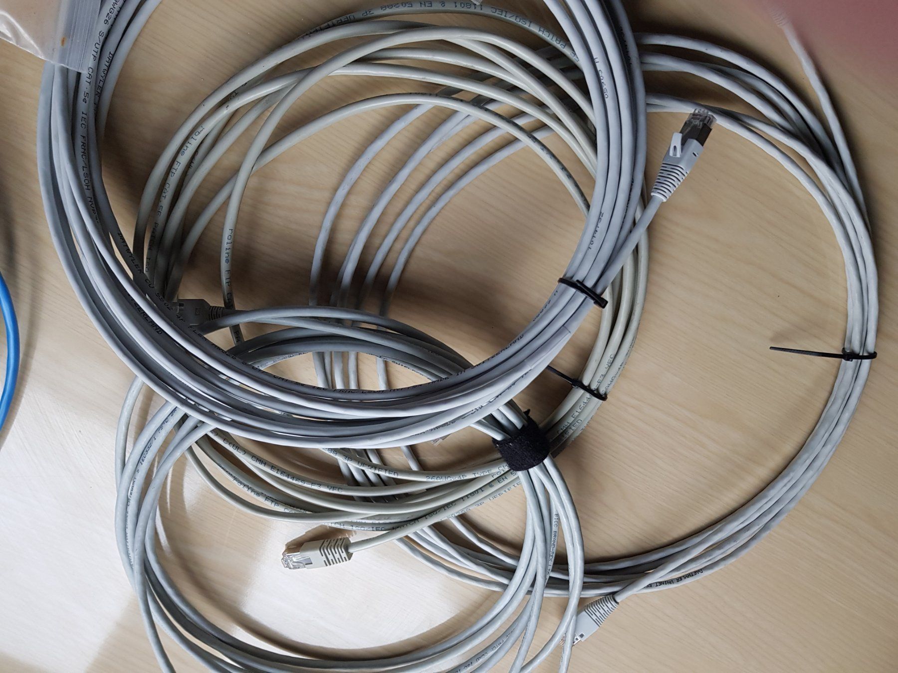 Cavi: Kiste voller Patchkabel div. Längen – Usato da Aarburg venduto da Se20 3