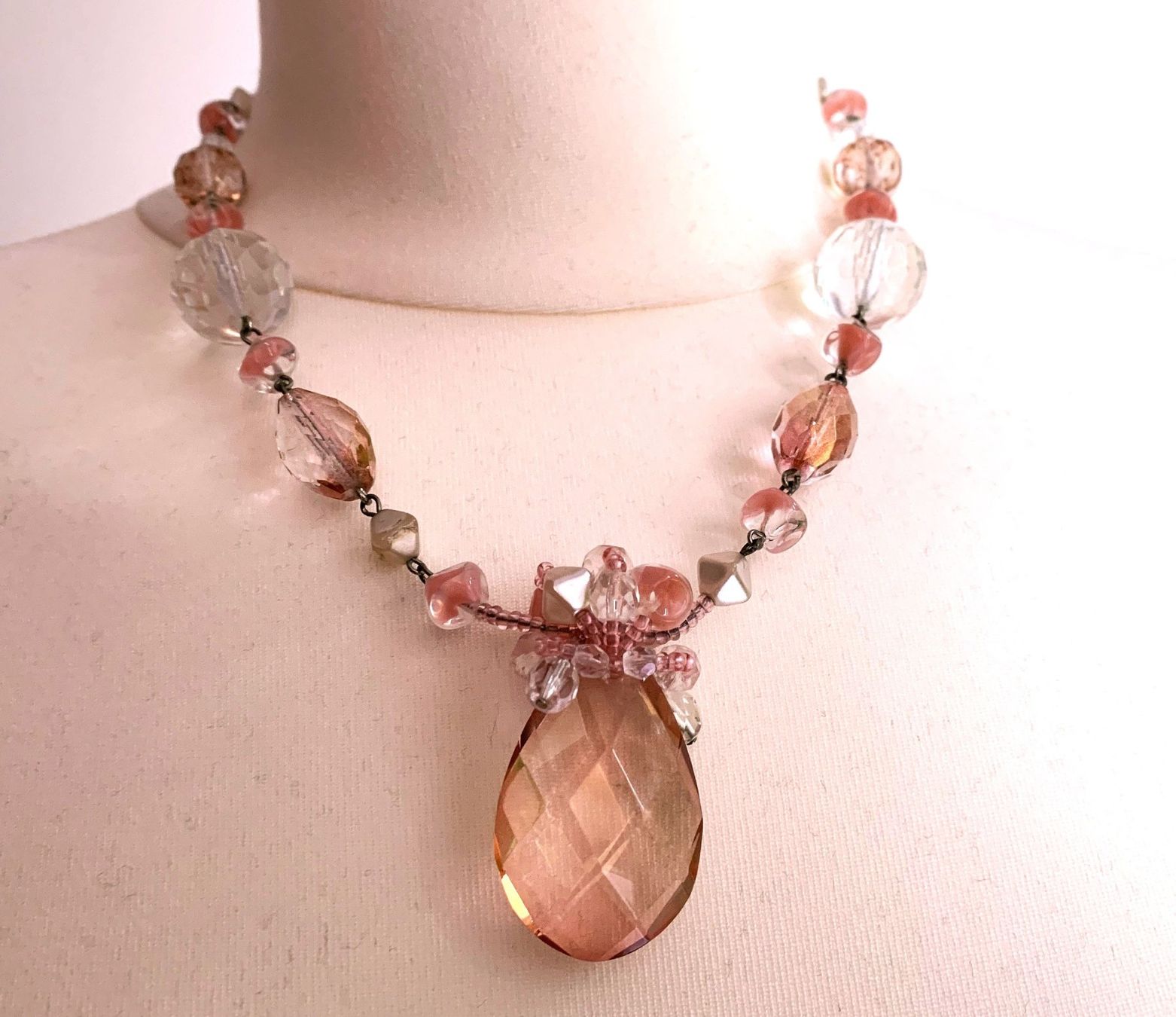Catenine: ** HÜBSCHE HALSKETTE ROSA/TRANSPARENT/SILBER** – Usato da Starrkirch-Wil venduto da Evelyne222