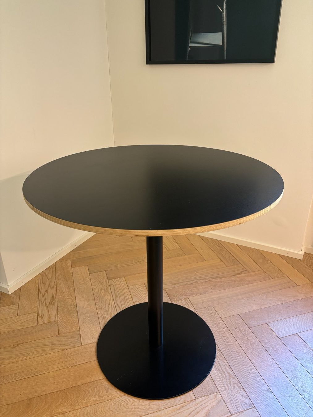 Tavoli: Runder schwarzer Tisch mit Metallfuss, 80 cm – Usato da Zürich venduto da Animoromi