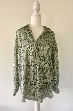 Stylische Bluse Grün Schwarz Muster Zebra-Look Gr. M