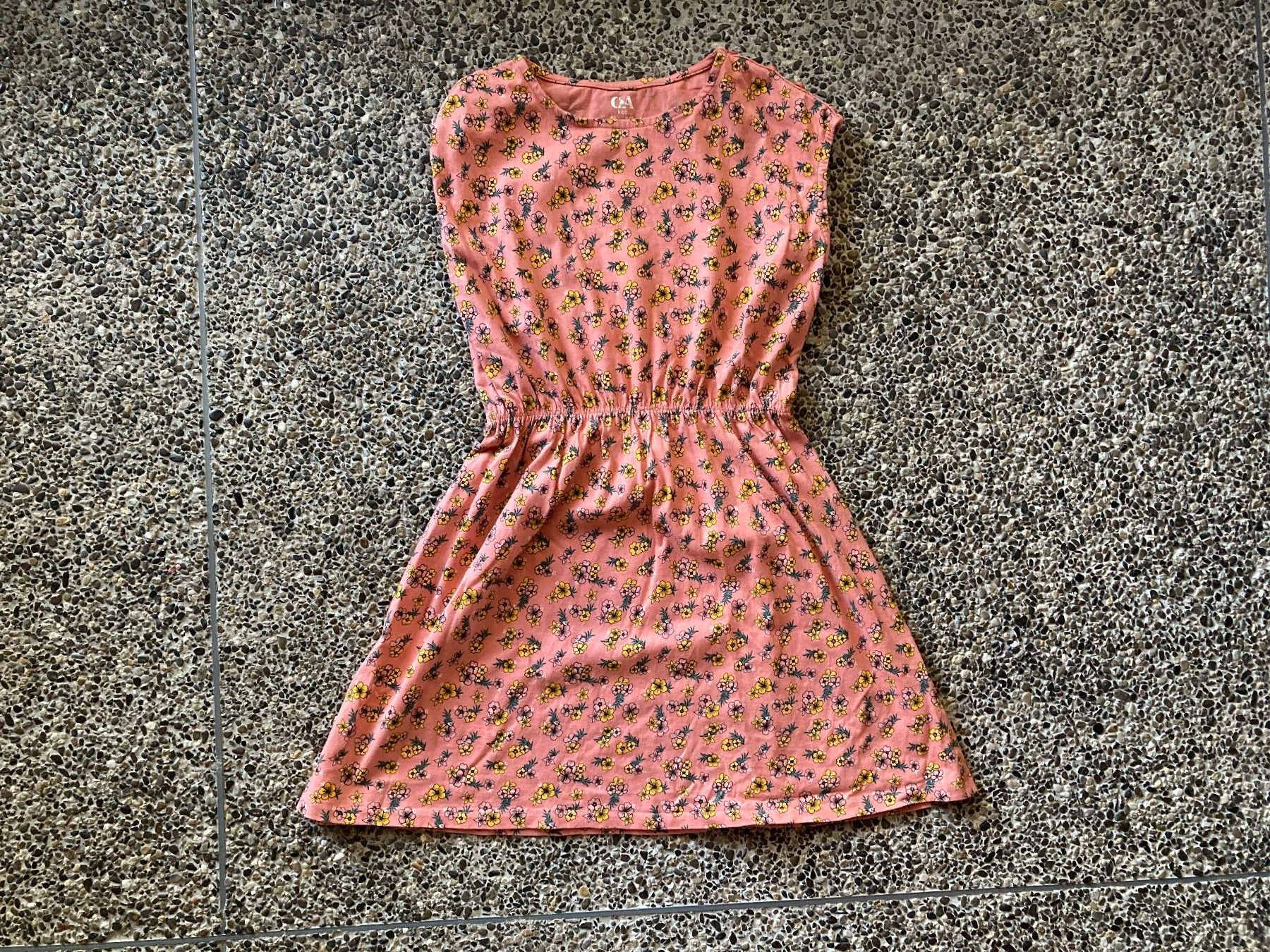 C&A Robes et jupes: Röckli / Kleid Blumen, Gr. 140 – D'occasion à Aetingen par Nadinsky