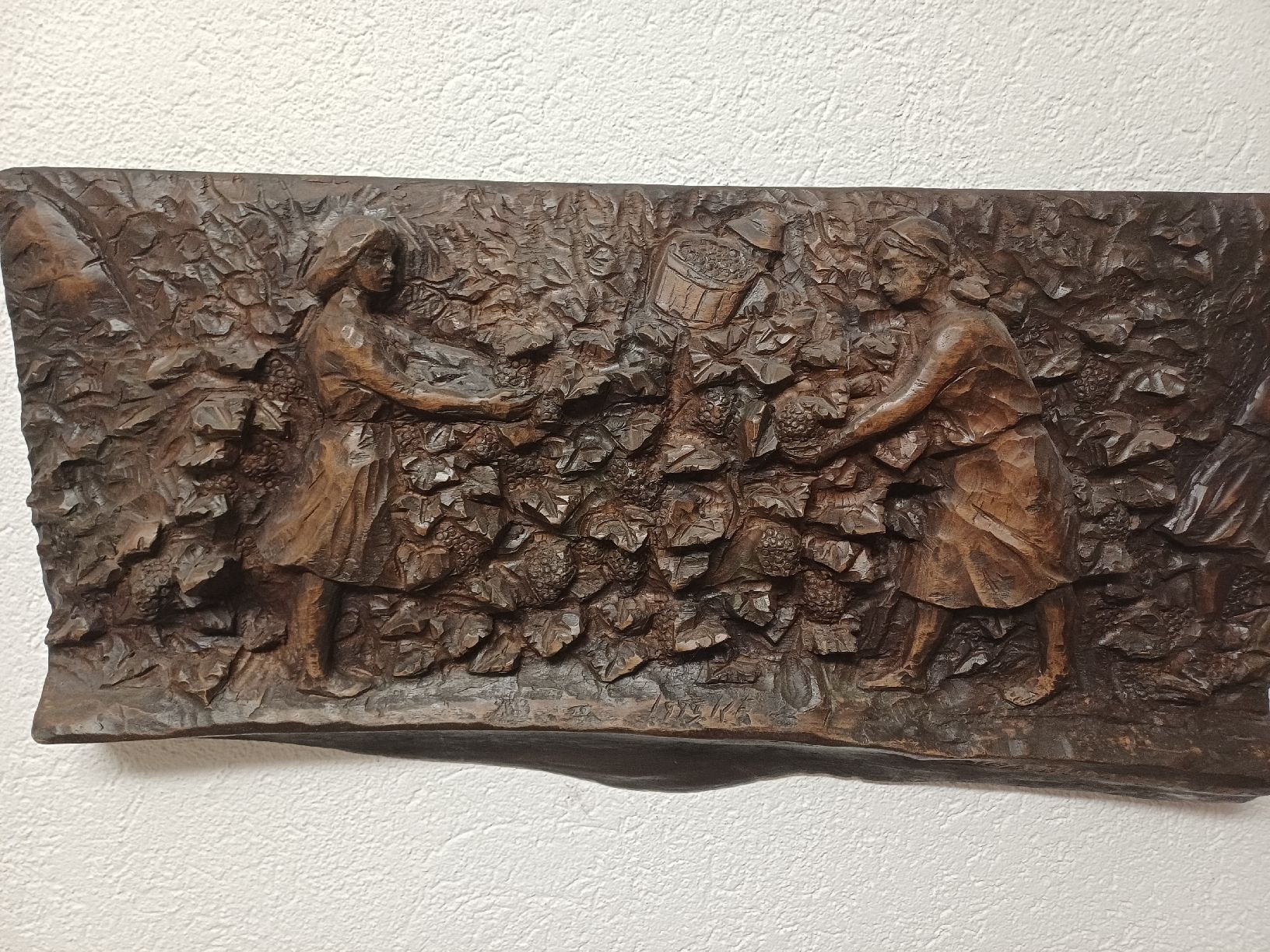 Xilografie: Wunderschöne Holzschnitzerei "Frauen bei der Weinlese".  – Usato da Rheinfelden venduto da fdutti