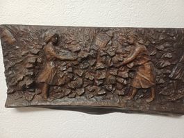Wunderschöne Holzschnitzerei "Frauen bei der Weinlese". 