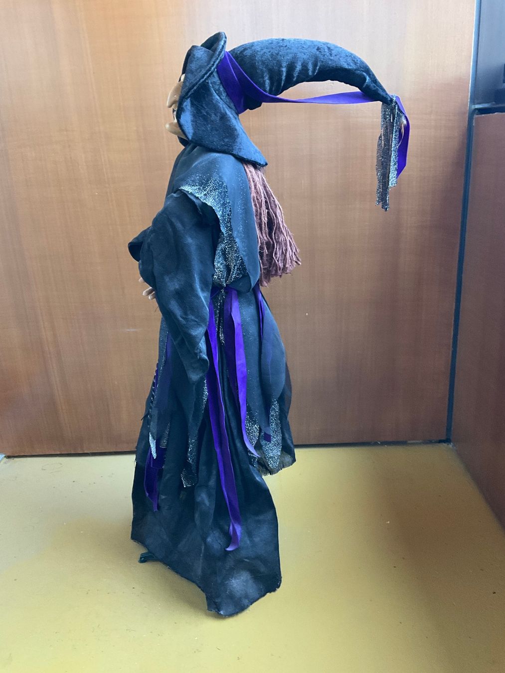 Figuren: Hexenfigur Halloween Dekoration mit Hut und Gewand – Gebraucht aus Zürich von and_8jnp 2