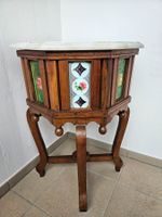 Kolonialstil -Beistelltisch mit handbemalten Keramikfliessen