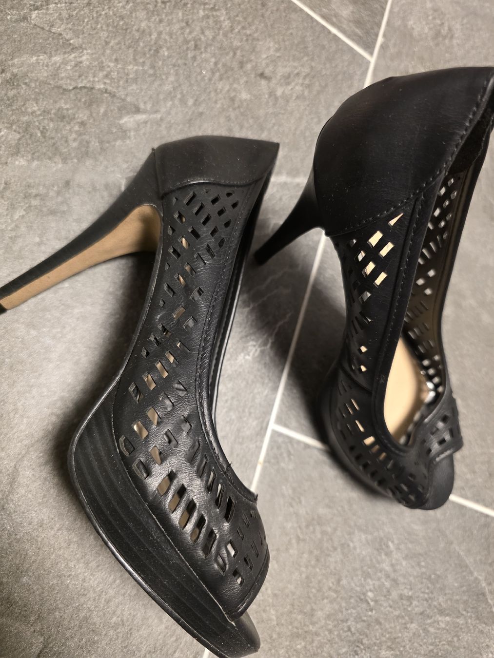 Cube Scarpe da donna: Schwarze CUBE Peep-Toe Pumps mit Cut-Outs, Grösse 38 – Usato da Toffen venduto da ver_x68f