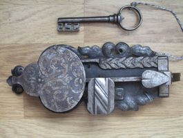 Antikes Schloss mit Schlüssel geschmiedet