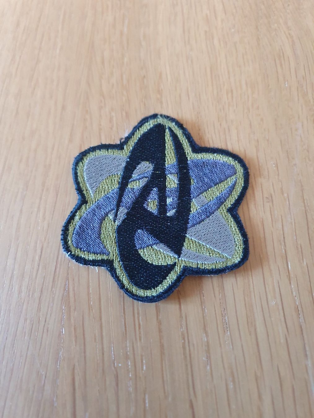 Toppe: Burton Snowboard Vintage Patch zum Aufbügel oder -nähen – Nuovo (secondo la descrizione) da Luzern venduto da Bonus73