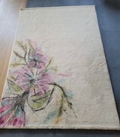Schöner Teppich mit Blumenmuster, ideal für den Frühling!
