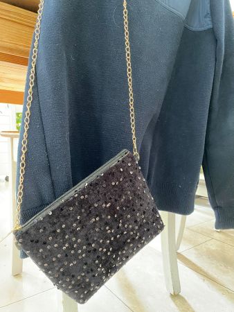 Schwarze Handtasche mit Pailletten und Goldkette