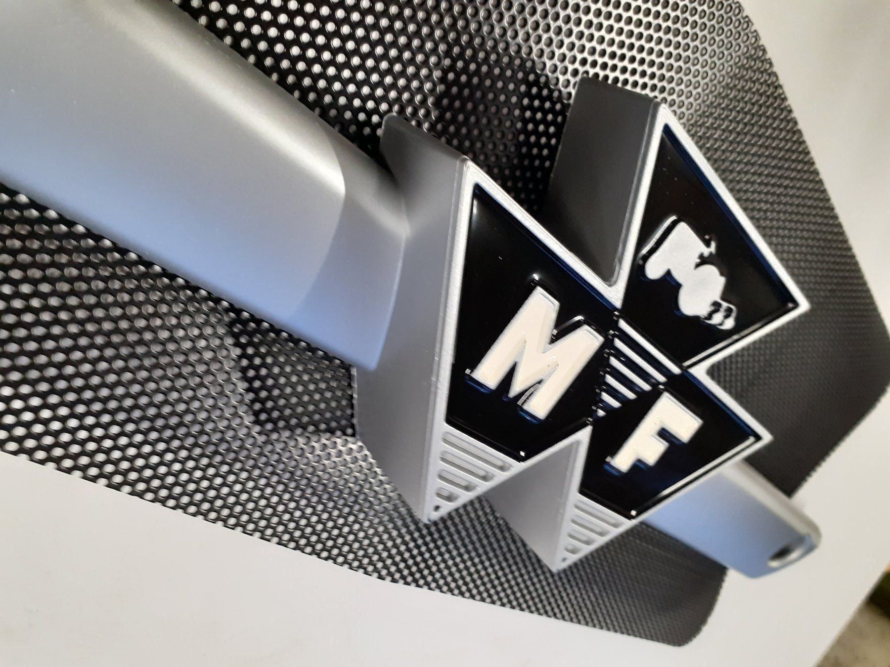 Massey Ferguson Trattori: MF Emblem – Nuovo (secondo la descrizione) da Rothenthurm venduto da mf-schuler 1