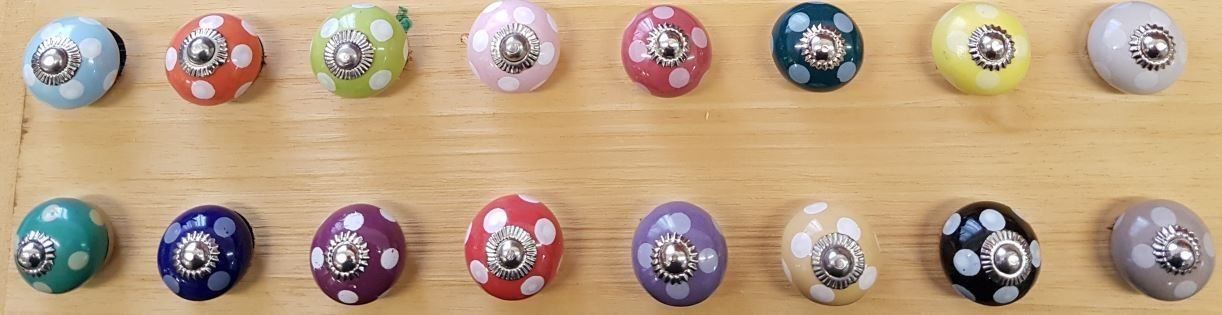 Maniglie per cassetti & Pomelli per mobili: Möbelknöpfe klein getupft 16 assortiert – Nuovo e nell'imballaggio originale da Schwerzenbach venduto da Alperose03