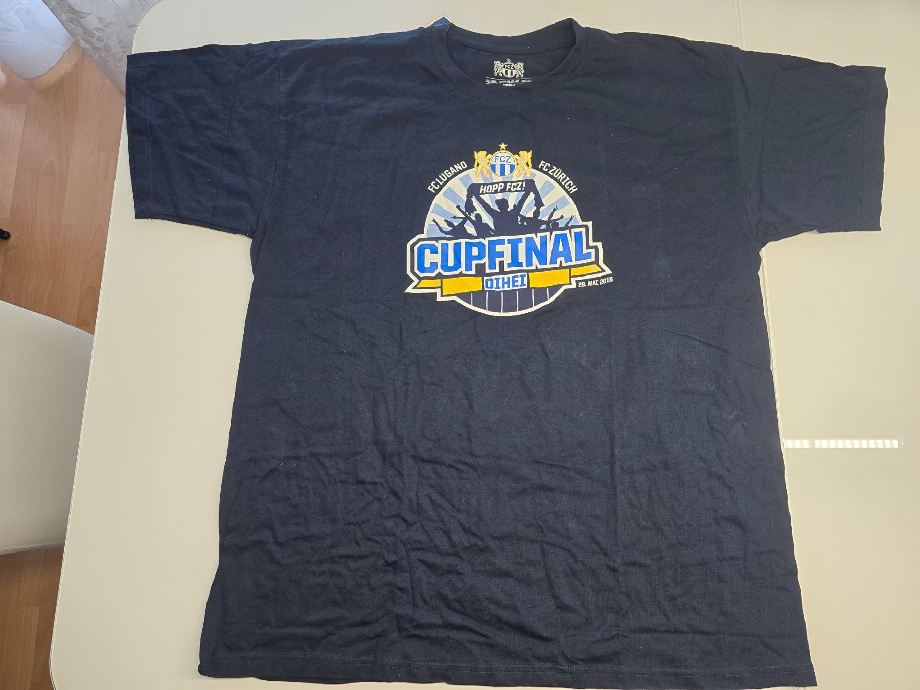 T-shirt: FCZ  Cup Sieger T-Shirt und Schal – Nuovo (secondo la descrizione) da Zürich venduto da Kitaro