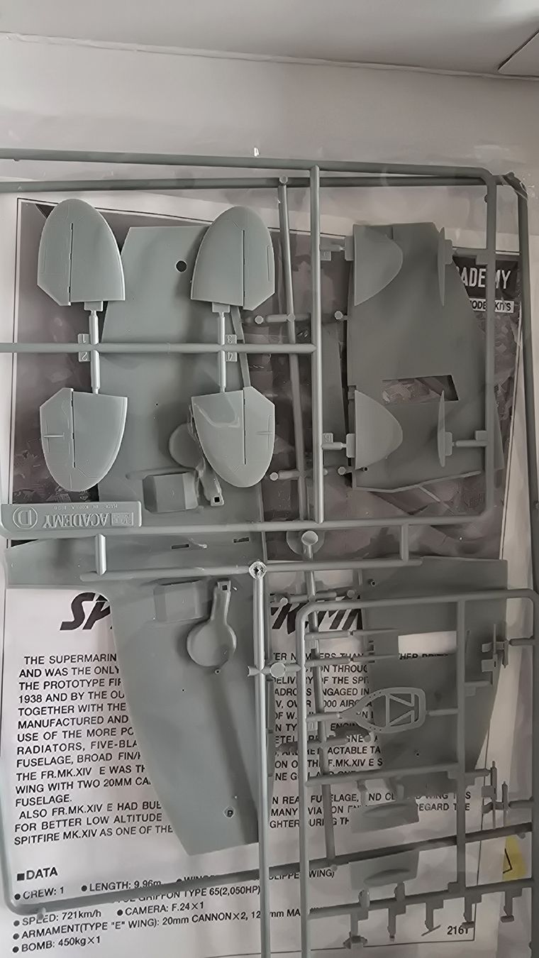 Academy Modellbausätze & Standmodelle: Modellbausatz Spitfire FR.Mk.IXE Academy 1/48 gebraucht – Neu und originalverpackt aus Balsthal von cri_8tqn 4