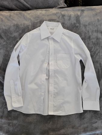 2 Chemises blanches garçon, taille 140. Comme neuve!