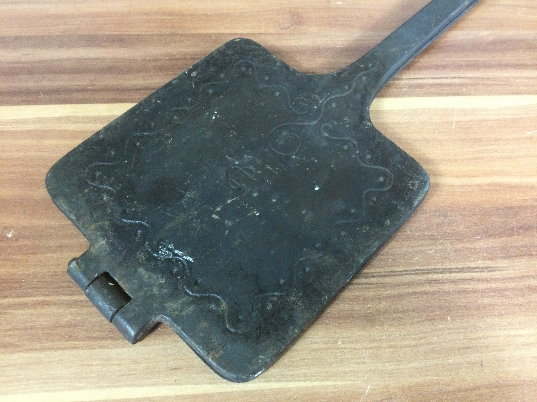 Attrezzi da lavoro: Antikes gebrauchtes Gusseisen Waffeleisen – Usato da Wangen SZ venduto da kuriosum12 3