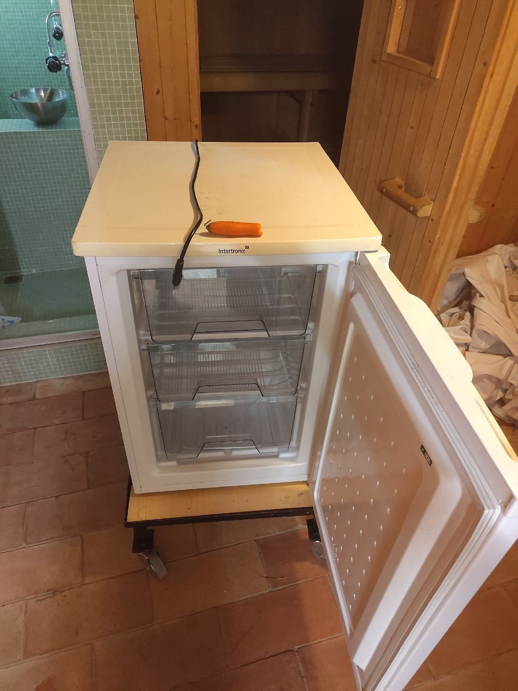 Gefrierschrank: Kleiner Gefrierschrank 85cm – Gebraucht aus Hinwil von rawbay