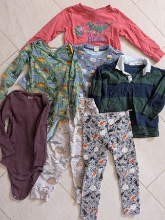 Kleider Paket in 98, Hosen und Oberteile