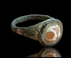 Antiker, sassanidischer Fingerring aus Bronze mit Glasperle