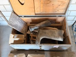 Maurer Kiste, mit Inhalt (Lot 91) 6017 Ruswil