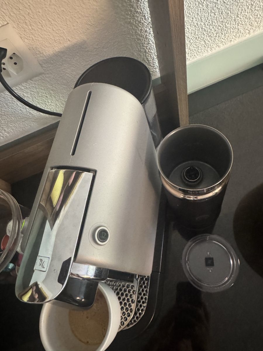 Nespresso Macchine per caffè & Macchine per espresso: Nespresso Kaffeemaschine mit Milchschäumer – Usato da Meilen venduto da babiola 1