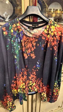 Escada Twinset aus 100 % Wolle, Strickjacke und Top 850 CHF