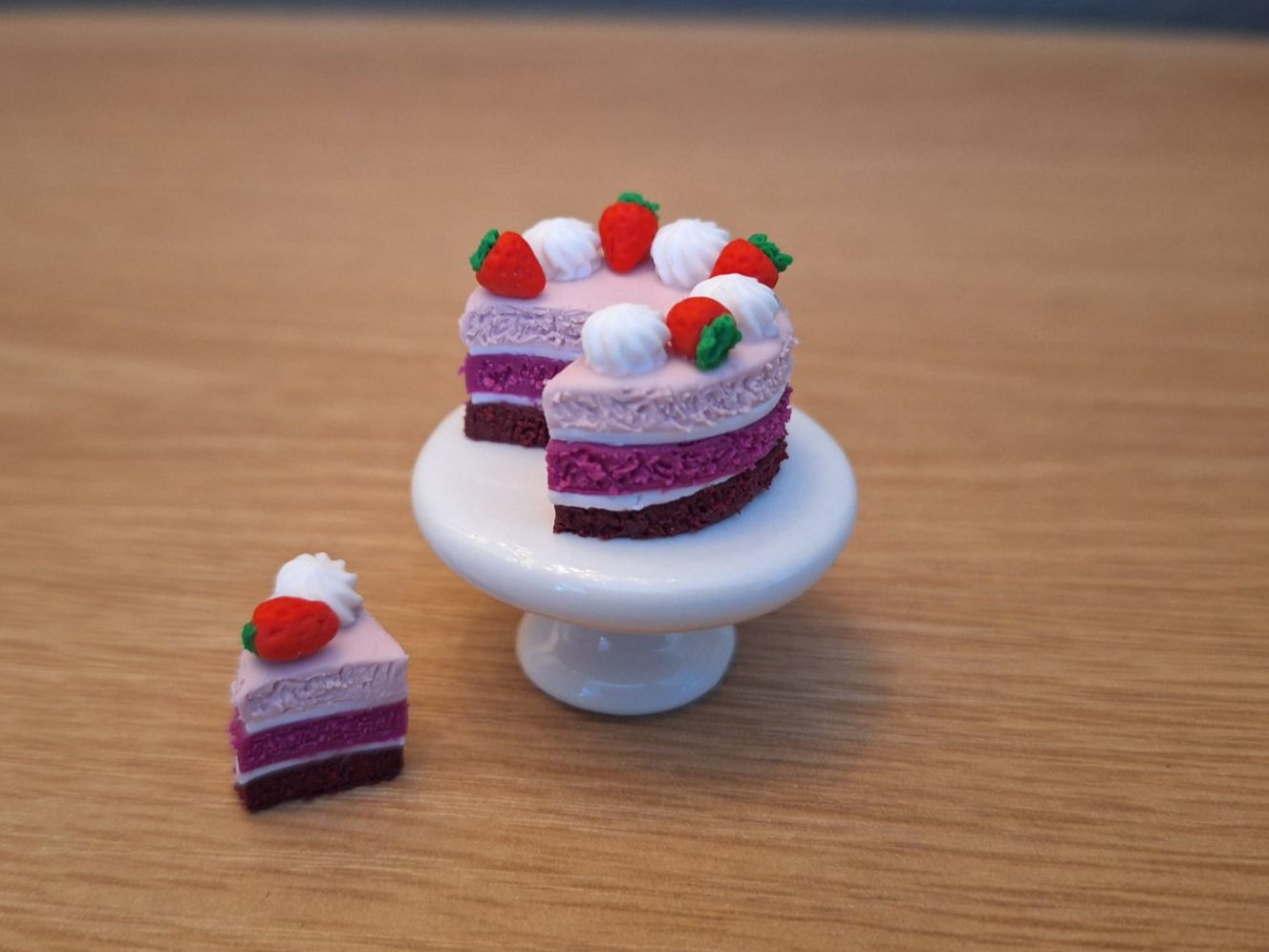 Case e mobili per bambole: Handmade Erdbeertorte – Nuovo (secondo la descrizione) da Zürich venduto da HandmadeTinyFood 3