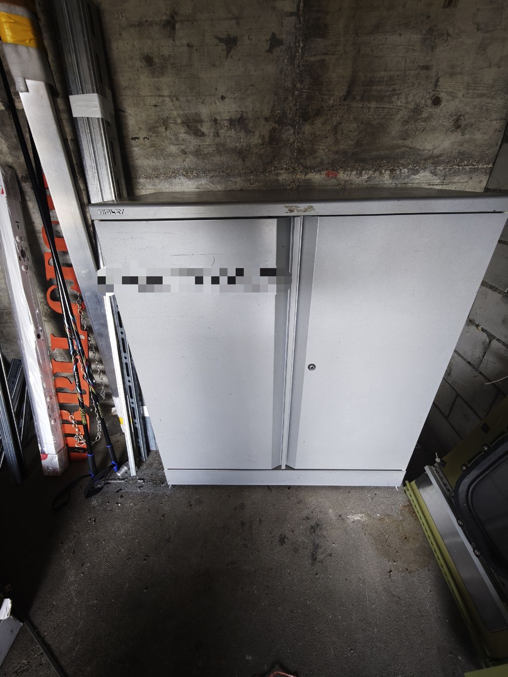 Schränke: Metallschrank grau gebraucht – Gebraucht aus Wauwil von NEXUS10