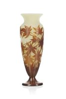 Vase signé Gallé, feuillage brun sur fond jaune