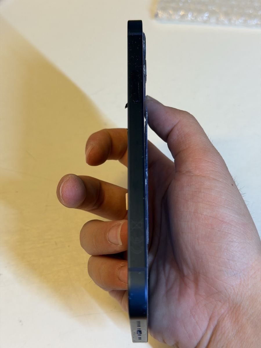 Apple Portables: iPhone 12 Gehäuse  – Défectueux à Chur par beverlyone 4