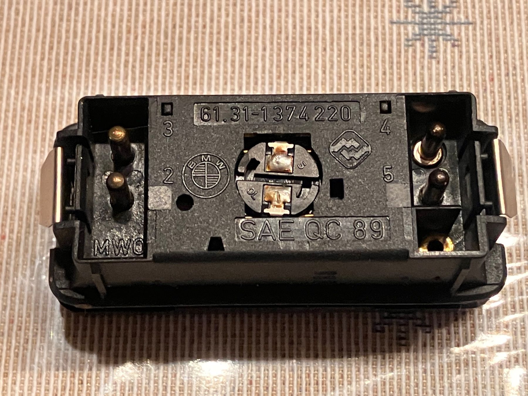 BMW Tutti pezzi di ricambio auto: BMW E36 Schalter Pannenblinker – Usato da Siebnen venduto da Alpina73 1