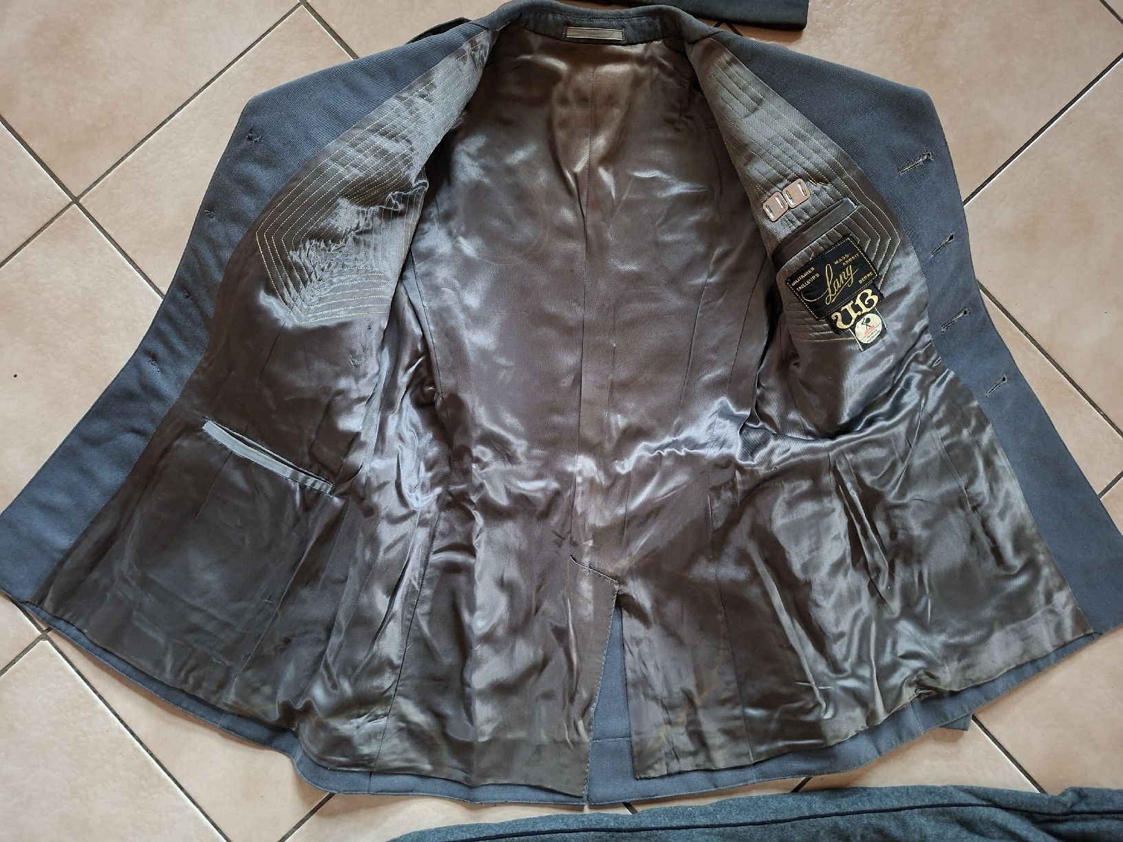 Schweizer Armee Uniformi: Schweizer Armee Militär Uniform mit Mutz  – Usato da Schwanden Sigrisw venduto da cadieux71 2