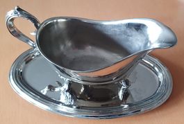 Schöne alte Sauciere mit Tablett