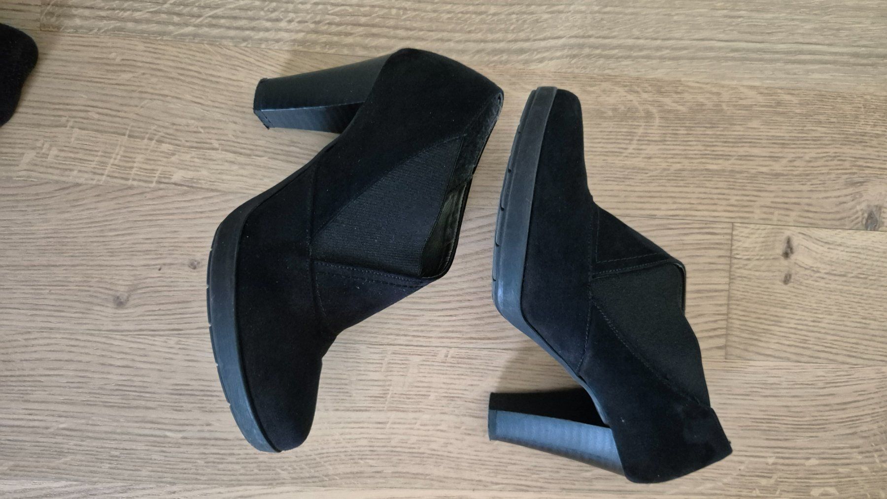 Damenschuhe: Black suede heeled ankle boots, second-hand – Gebraucht aus Adliswil von ant_shc7 2