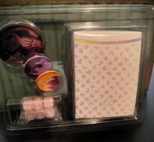 Pokémon Mew Premium Deck Box + Coin + Würfel –Neu & Original