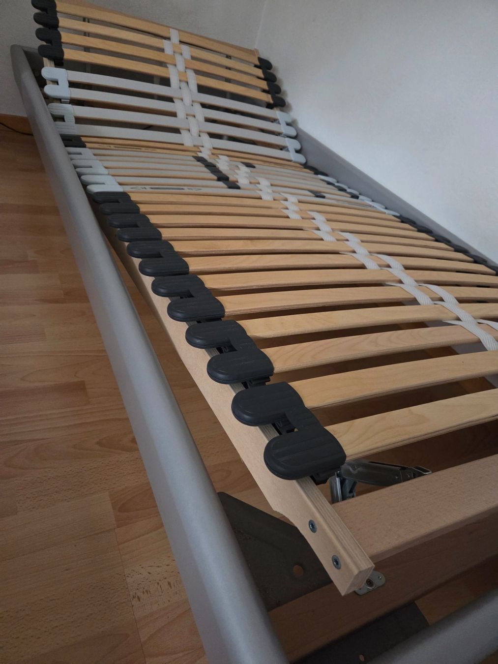Letti: Bettgestell mit Lattenrost. – Usato da Chur venduto da DenLae01