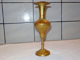 schöne Messingvase mit geritztem Dekor, Ø 8cm, x 24.5cm hoch