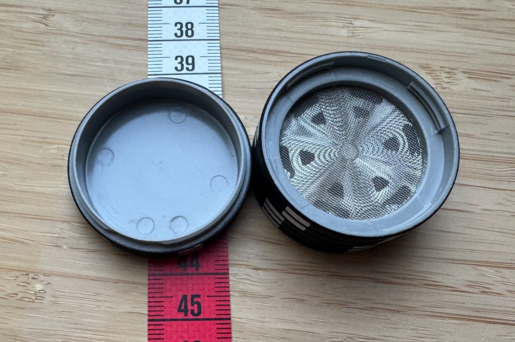 Tabacchi: schwarzer Pokerchips Grinder, black, Mühle – Nuovo e nell'imballaggio originale da Winterthur venduto da YaV 3