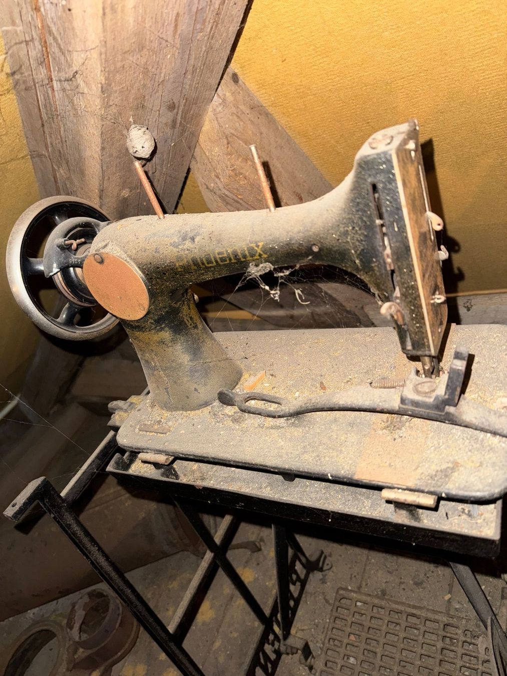 Nähmaschinen: Nähmaschine – Gebraucht aus Laupen BE von HRSTHS