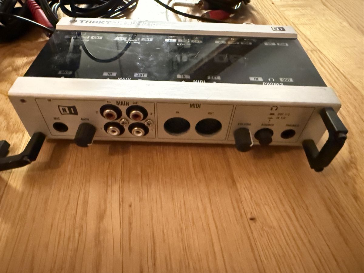 Traktor Studioequipment: Traktor Audio 10 Interface mit Zubehör gebraucht – Gebraucht aus Aarau von SellOne 3