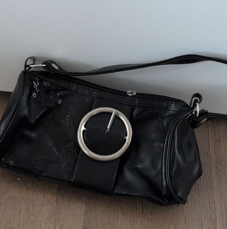 NEU Elegante Handtasche Schwarz mit Schnalle