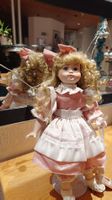 Wunderschöne Porzellanpuppe mit Locken