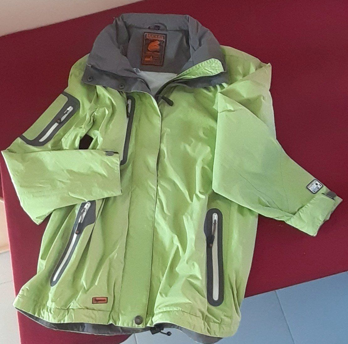 Vestes: Schöne robuste Regen-/Windjacke mit Kapuze Gr 44 – Neuf (Voir description) à Arch par Drosselbart 1