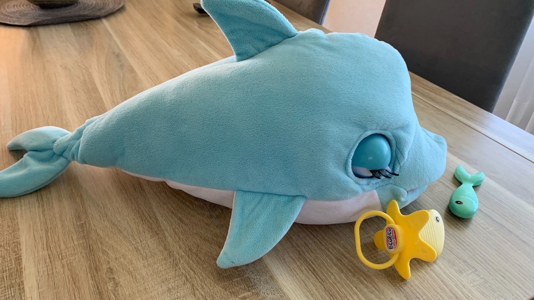 Spielzeuge: Plüsch Blublu Delfin mit Geräuschen – Gebraucht aus Biel-Benken BL von BelginE 2