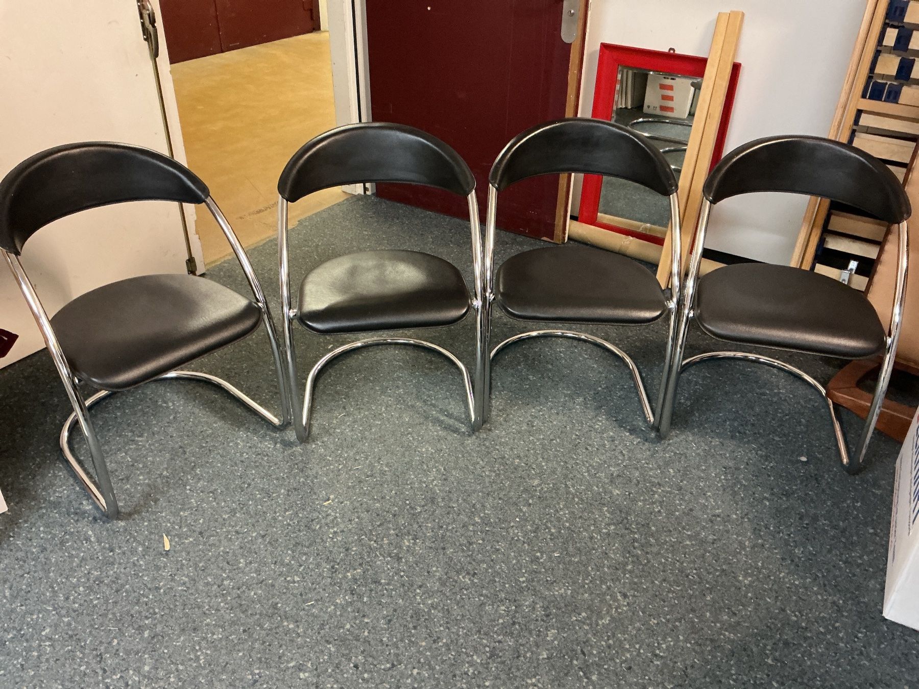 Chaises: 4 Freischwinger Stühle – D'occasion à Bern par vielerart