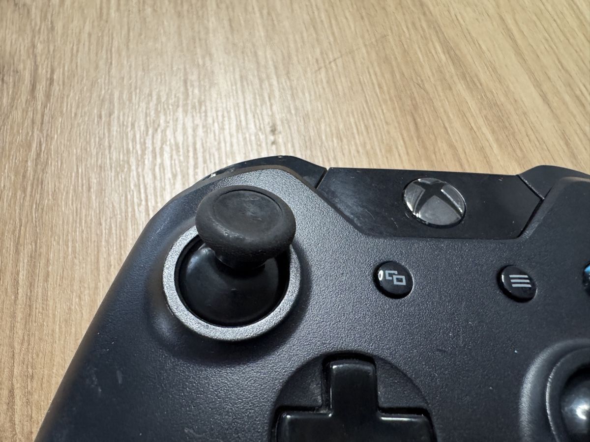 Microsoft Manettes: Microsoft Xbox One Wireless Controller schwarz defekt – Défectueux à Biberist par etesummer 2